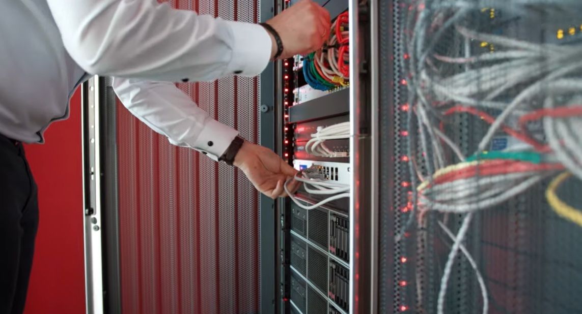 IT-Techniker bei der Installation und Wartung von Server- und Netzwerktechnik im Rechenzentrum.